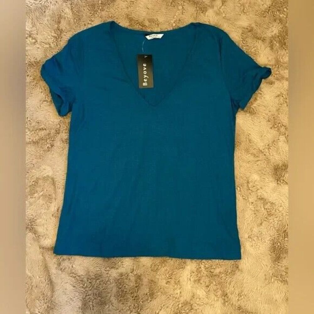 Beyove Top‎ V-Neck, Short Sleeve, NWT!